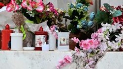Genesungswünsche für Papst Franziskus: Blumen und Kerzen unter der Statue von Johannes Paul II. vor dem Gemelli-Krankenhaus