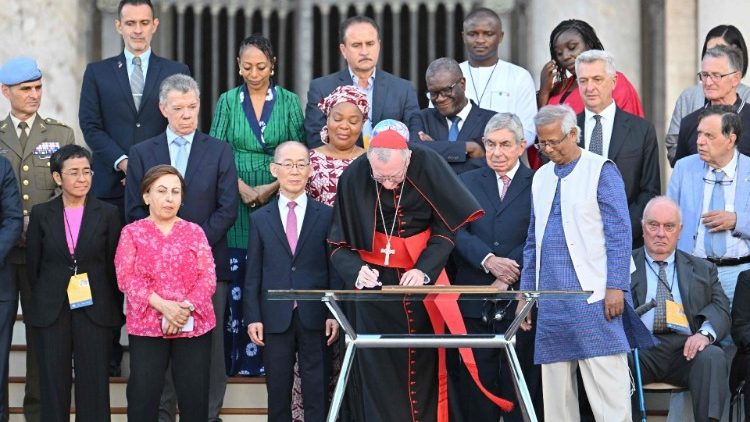 Deklaraci podepsali nositelé Nobelovy ceny za mír a kardinál Parolin