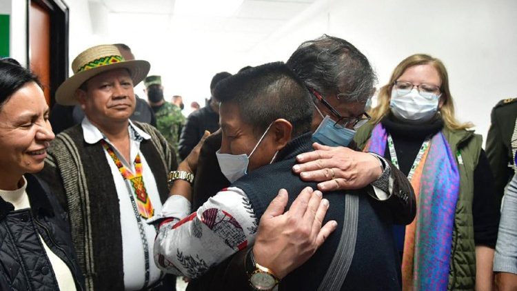 Kolumbiens Präsident Petro umarmt den Großvater der vier lebend gefundenen Kinder im Krankenhaus