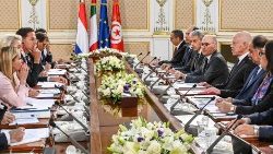 Rencontre entre la présidence tunisienne et la présidente de la Commission européenne, accompagnée des premiers ministres italien et néerlandais, dimanche dernier à Tunis.