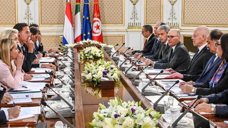 Rencontre entre la présidence tunisienne et la présidente de la Commission européenne, accompagnée des premiers ministres italien et néerlandais, dimanche dernier à Tunis.