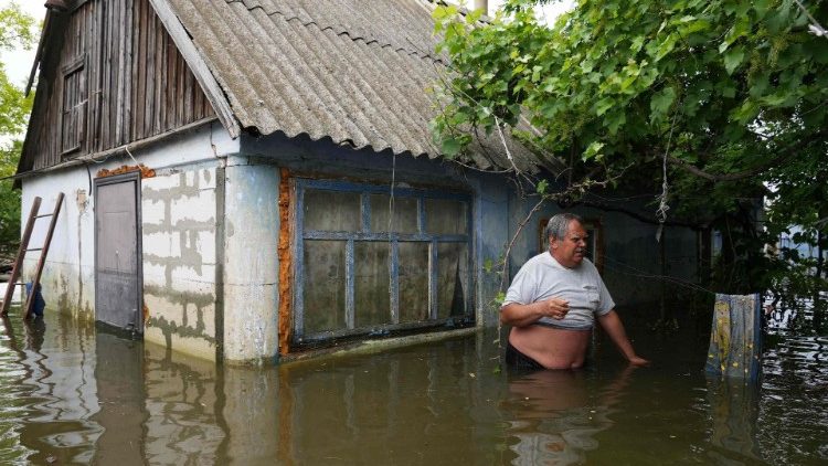 दक्षिणी खेरसॉन क्षेत्र में विनाशकारी बाढ़ से प्रभावित ५६ वर्षीय यूरी अपने घर के पास