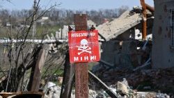 "Minas perigosas": aviso alerta para existência de minas colocadas perto de casas destruídas no povoado de Grakove, região de Kharkiv em 18 de abril de 2023. (@Sergey Bobok)