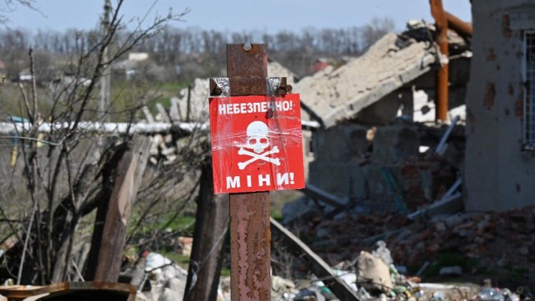 "Minas perigosas": aviso alerta para existência de minas colocadas perto de casas destruídas no povoado de Grakove, região de Kharkiv em 18 de abril de 2023. (@Sergey Bobok)