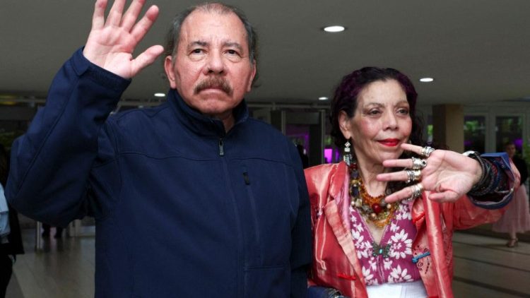 Nicaraguas Präsident Daniel Ortega mit seiner Frau und Vizepräsidentin Rosario Murillo