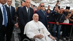 教宗離開傑梅利醫院