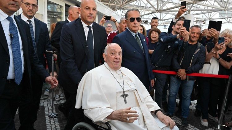 Il Papa esce dal Policlinico Gemelli