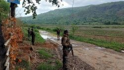 Armee und Grenzschutztruppen im Dorf Sanasabi im Bezirk Kangpokpi, etwa 24 km von Imphal entfernt