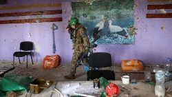 Ukraiński żołnierz w zniszczonym centrum kultury w wyzwolonej niedawno miejscowości Błahodatne w obwodzie donieckim, 16 czerwca 2023