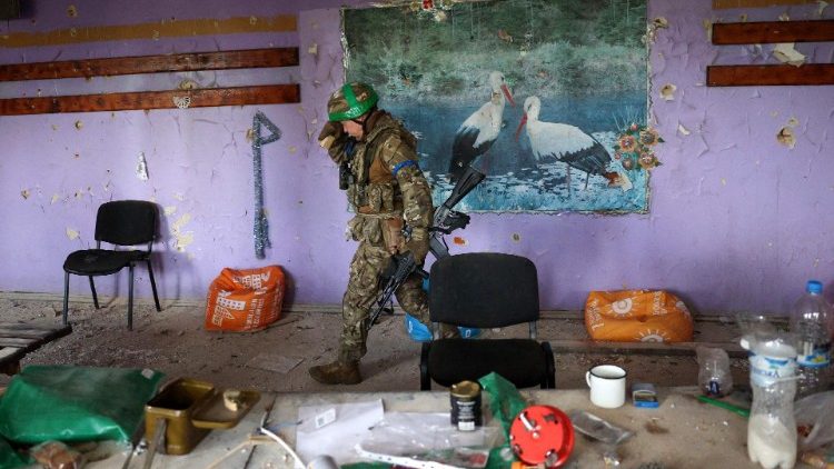 Ukraiński żołnierz w zniszczonym centrum kultury w wyzwolonej niedawno miejscowości Błahodatne w obwodzie donieckim, 16 czerwca 2023