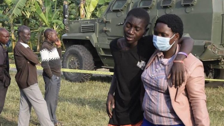 Un lycéen réconforté après le massacre de Mpondwe. 