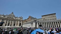 Šv. Petro aikštė sekmadienio vidudienį