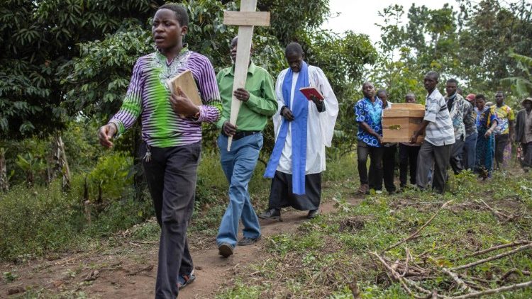 La cerimonia funebre di una delle vittime dell'attentato terroristico di venerdì 16 giugno in Uganda (Stuart Tibaweswa / Afp)