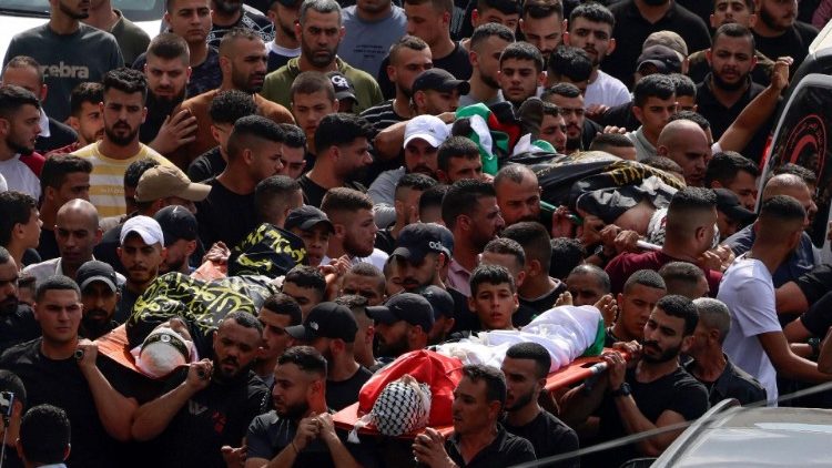 Varios manifestantes palestinos portan los cadáveres de tres hombres asesinados durante una ofensiva militar israelí en Yenín, en la Cisjordania ocupada, el 19 de junio de 2023.