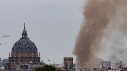 Eine Gesamtansicht zeigt Rauch, der aus einem Gebäude an der Place Alphonse-Laveran in der Nähe der Kuppel der Kirche Val-de-Grace (links) im 5. Pariser Arrondissement aufsteigt.