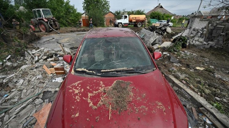 Funcionários de serviços comunitários trabalham no local após um ataque noturno com mísseis russos na cidade de Druzhkivka, região de Donetsk, em 26 de junho de 2023, em meio à invasão russa da Ucrânia. Quatro ataques atingiram uma área residencial nos arredores da cidade de Druzhkivka logo após a meia-noite, disseram moradores locais, rompendo canos de água e esgoto, enquanto a força das explosões quebrou janelas e jogou pedras que atingiram quintais e telhados. (Foto de Genya SAVILOV / AFP)