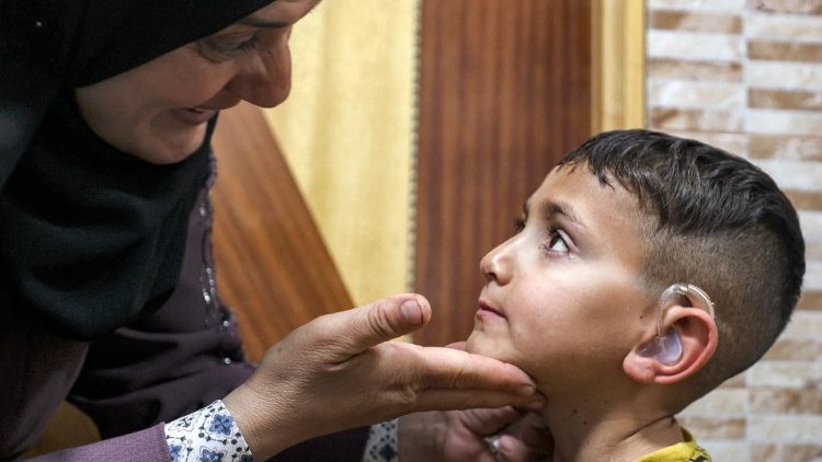 Adam Abu al-Rob mit seiner Mutter - der Sechsjährige hat Augenkrebs