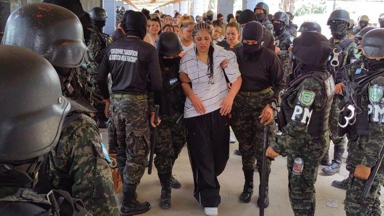 Miembros de la Policía Militar del Orden Público (PMOP) toman el control de la cárcel del Centro Femenino de Adaptación Social (CEFAS) en Tamara