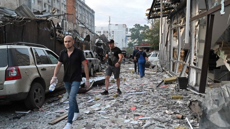 Pessoas passam por um restaurante em Kramatorsk, leste da Ucrânia, depois que um ataque de míssil o atingiu em 27 de junho de 2023. Pelo menos três pessoas morreram e mais de 40 ficaram feridas em um ataque de foguete russo que atingiu um restaurante em Kramatorsk, leste da Ucrânia, autoridades disse em 27 de junho de 2023. (Foto de Genya SAVILOV / AFP)