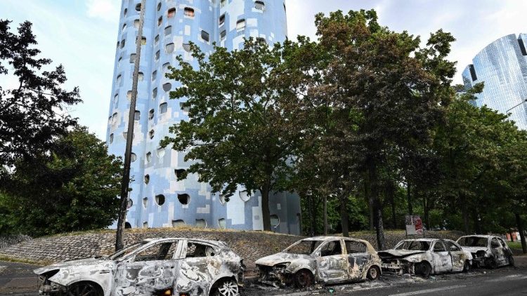 Voitures caillassées et brûlées aux pieds de la cité Pablo Picasso de Nanterre, non loin du quartier de La Défense, près de Paris, le 30 juin 2023. 