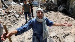 Ngưởi dân Palestines ở Jenin trước cảnh đổ nát do cuộc tấn công của quân đội Israel
