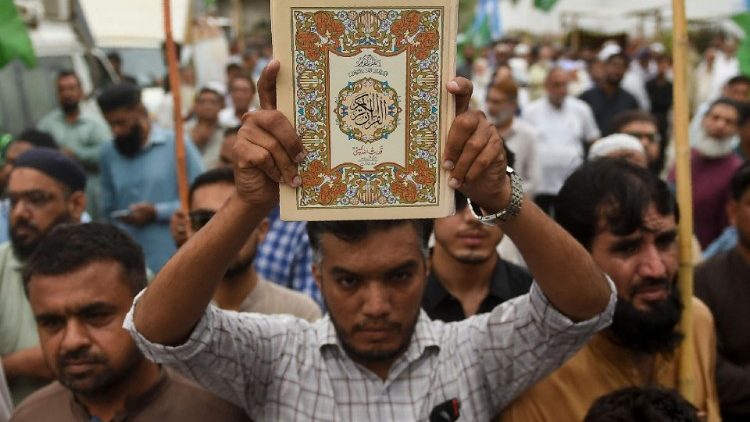 Pakisztáni tüntetés a svédországi Korán-égetés ellen