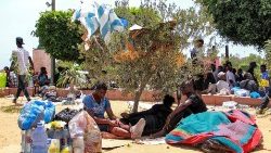 Des migrants subsahariens dans la ville côtière de Sfax, le 7 juillet