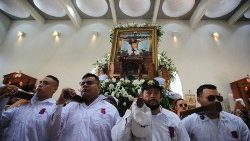 Krisztus vére szobor fejét körmenetben hordozták körbe a managuai székesegyházban a hívek, a kormány betiltotta, hogy az utcára kivigyék