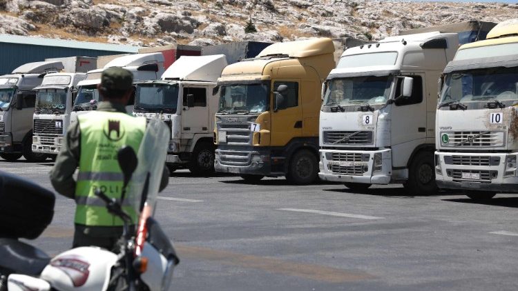 I camion di aiuti al valico di Bab al Hawa, chiuso da lunedì 10 luglio (Omar Haj Kadour / Afp)