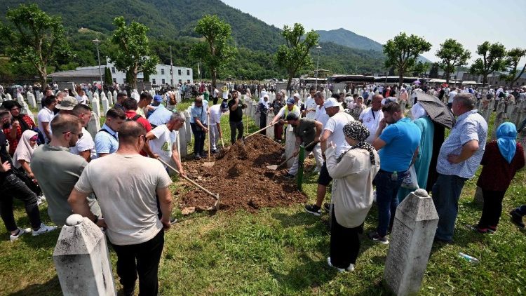 सेरेब्रेनिका में पोटोकारी मेमोरियल सेंटर और कब्रिस्तान में तीस नए पहचाने गए बोस्नियाई मुस्लिम पीड़ितों के अंतिम संस्कार समारोह के दौरान बोस्नियाई मुसलमान प्रार्थना करते हैं।