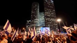 Manifestantes en Tel Aviv contra la reforma de la justicia que quiere el gobierno de Benjamín Netanyahu