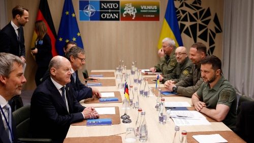 Vertice Nato, accordo per l'ingresso dell'Ucraina nell'Alleanza: non ora con la guerra in corso