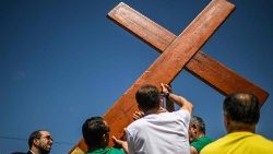 La Croix des JMJ portée par des jeunes à la paroisse de Bombarral, au Portugal, le 7 juillet 2023