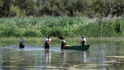 Un grupo de hombres limpia las algas en Daimiel, comunidad autónoma de Castilla-La Mancha, España. (AFP or licensors)