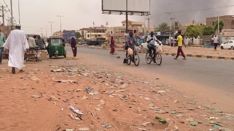 Rauch steigt am Samstag über Omdurman auf
