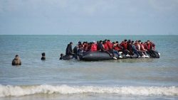 Migranten auf einem aufblasbaren Boot vor der Küste Frankreichs