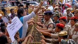 Proteste gegen die ethnisch motivierte Gewalt in Manipur. Am Donnerstag hatte sich auch Premier Narendra Modi über das Video, in dem die Gewalt zu sehen ist, geäußert.