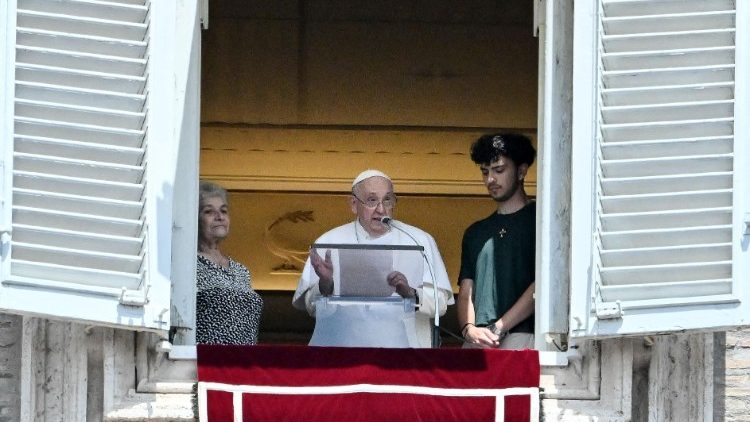 Ferenc pápa egy nagymama és unokája között az Apostoli Palotában