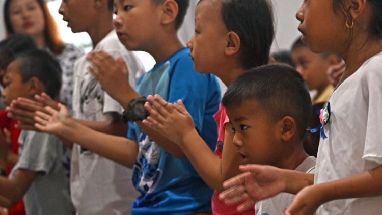 Kinder während einer Kindermesse in Imphal