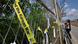 Ativistas penduram "fitas da paz" numa cerca militar durante uma manifestação para marcar o 70º aniversário da assinatura do Acordo de Armistício entre as duas Coreias