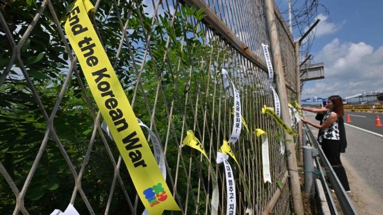 Ativistas penduram "fitas da paz" numa cerca militar durante uma manifestação para marcar o 70º aniversário da assinatura do Acordo de Armistício entre as duas Coreias