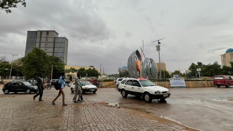 Magari yakizunguka huko Niamey 27 Julai 2023 mara baada ya tangazo la kijeshi kufanya mapunduzi 26 Julai