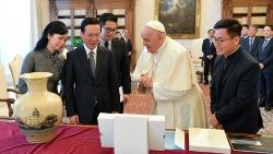 البابا فرنسيس يستقبل الرئيس الفيتنامي فو فان تونغ ٢٧ تموز يوليو ٢٠٢٣