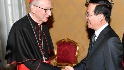 Der vatikanische Kardinalstaatssekretär Pietro Parolin (links) begrüßte den vietnamesischen Präsidenten Vo Van Thuong (rechts) am Donnerstag bei seiner Ankunft im Vatikan