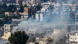 Rauch steig aus dem Flüchtlingslager Ein al-Hilweh auf 