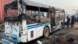 Gli autobusi incendiati, drammatici risultati delle proteste a Dakar
