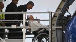 O Papa Francisco, sentado em uma cadeira de rodas, é elevado em uma plataforma para embarcar em seu avião em 2 de agosto de 2023 no aeroporto Fiumicino de Roma. (Foto de Andreas SOLARO/AFP)