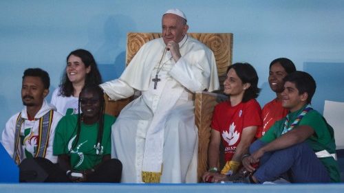 Papa Francesco con i giovani durante la Gmg di Lisbona del 2023