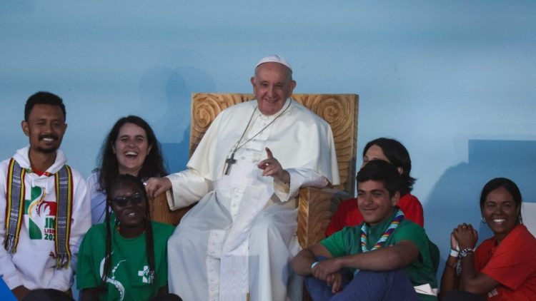 Papež František s mladými při své návštěvě Portugalska