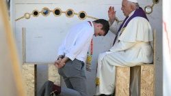 Ferenc pápa a lisszaboni Vasco de Gama parkban gyóntatott három fiatalt